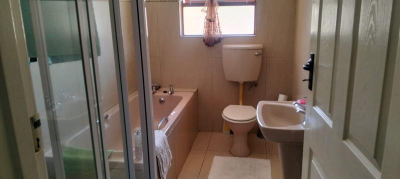 To Let 4 Bedroom Property for Rent in Silver Oaks Western Cape